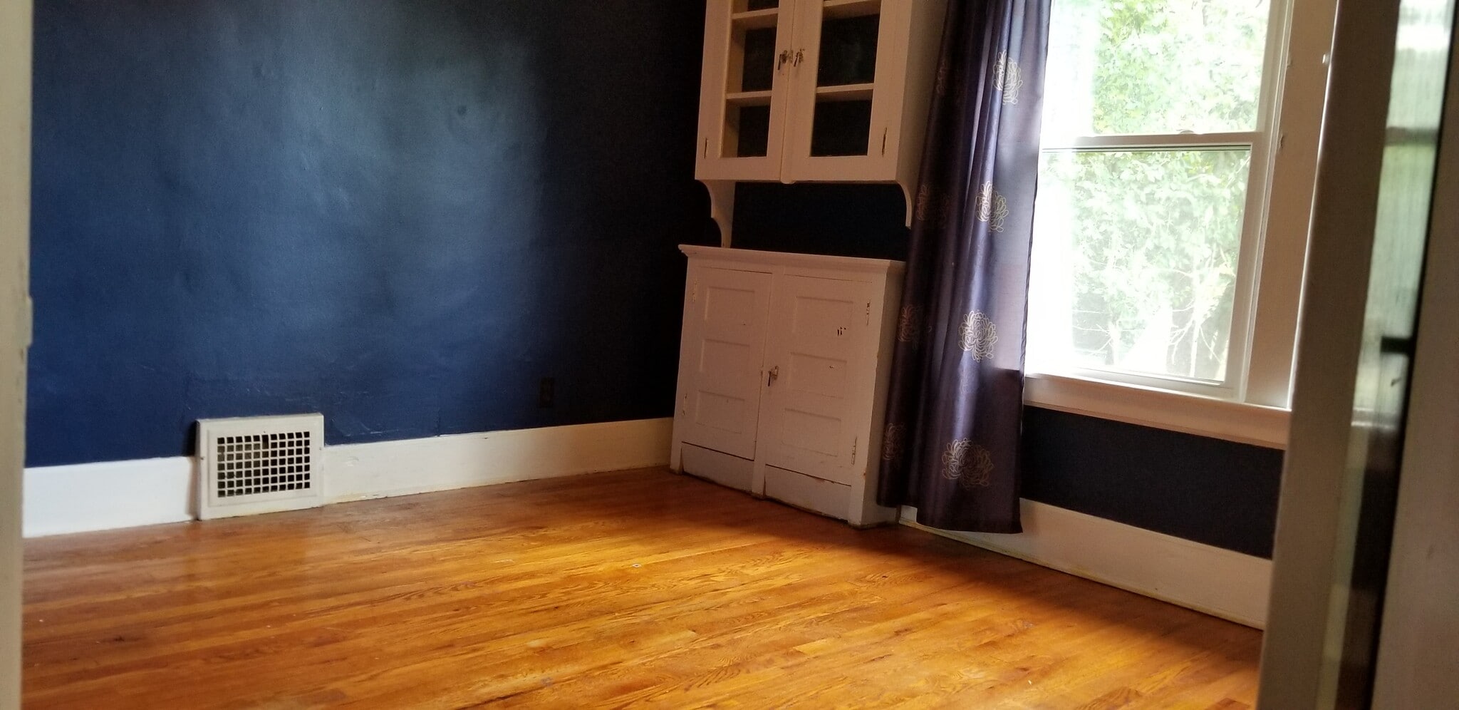 Smaller Bedroom, Yet Still Spacious - 425 Park Ave
