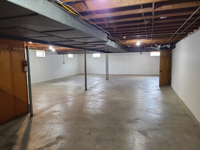Building Photo - 403 Oak St