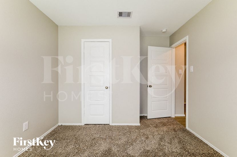 Building Photo - 334 Jewett Meadow Dr