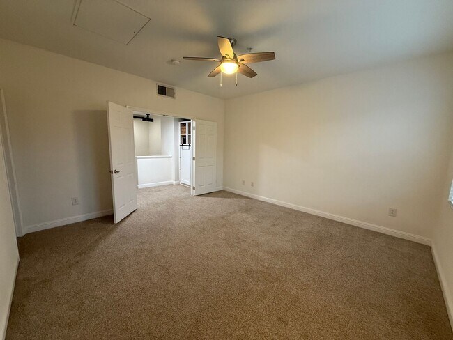Building Photo - Spacious 1 bed 1 bath condo with loft Available now!