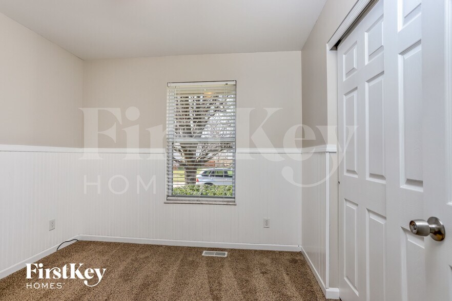 Building Photo - 70 Fawn Oaks Dr