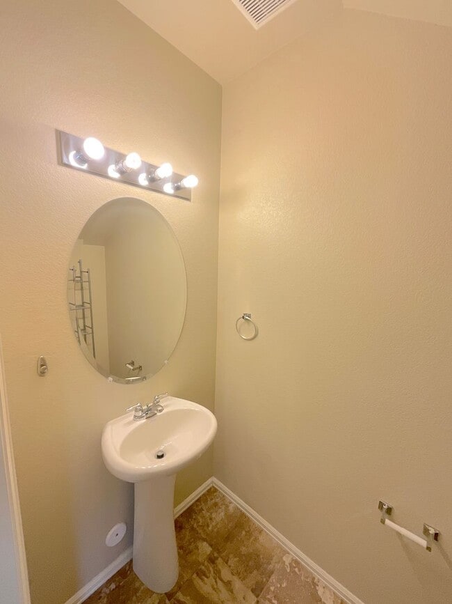 Building Photo - 3 Bedroom Townhome Available Near S Union Blvd & Monterey Rd!