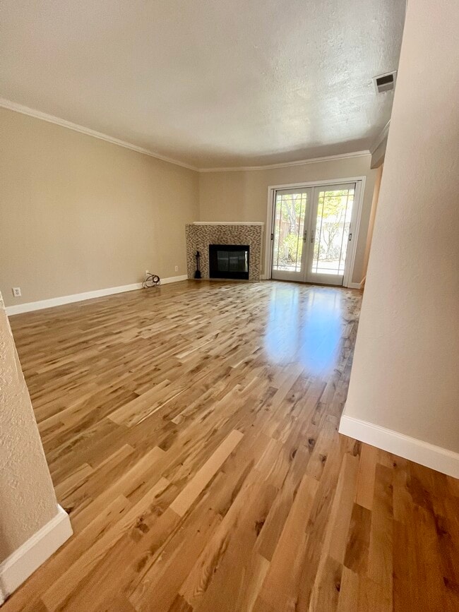 Building Photo - 185 Easy St