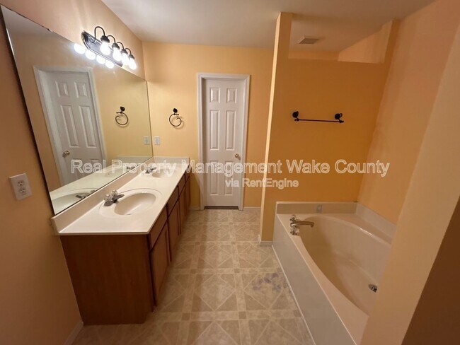 Building Photo - 5323 Seaspray Ln