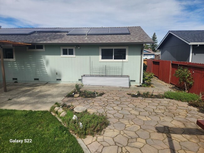 Building Photo - Beautiful 3 Bedroom, 2 bathroom home, spac...