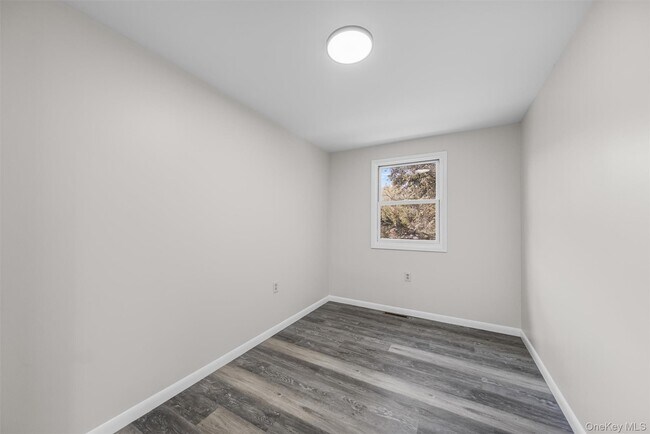 Building Photo - 18-18 Willow Way