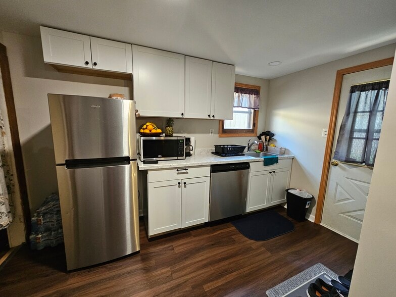 Kitchen - 1374 E Algonquin Rd