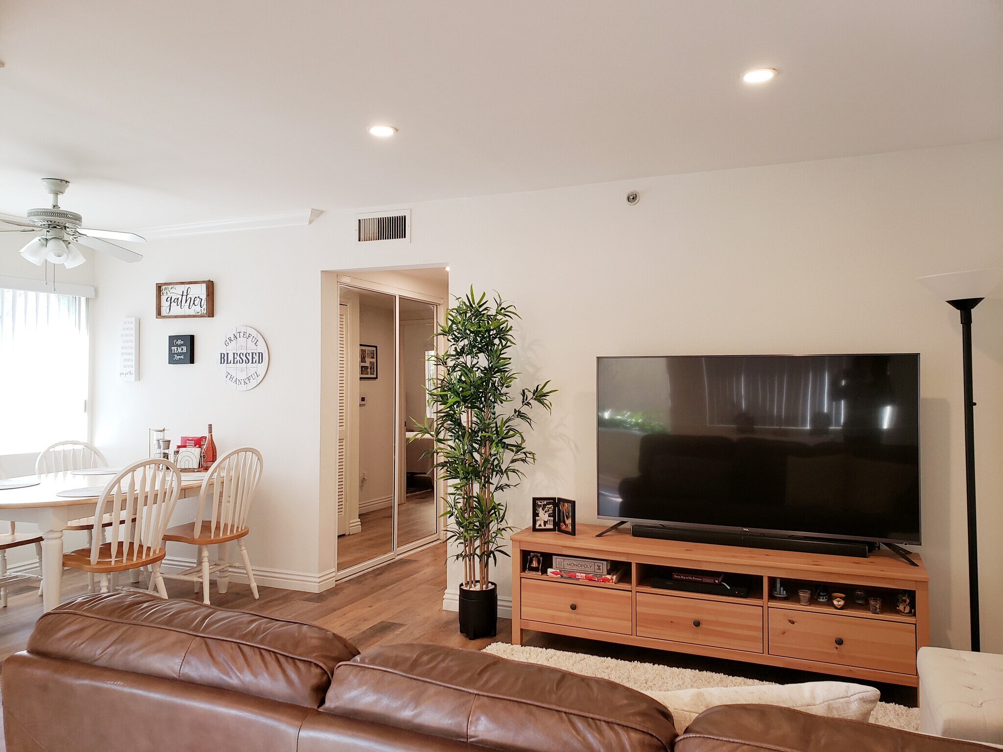 Building Photo - 557 W Stocker St