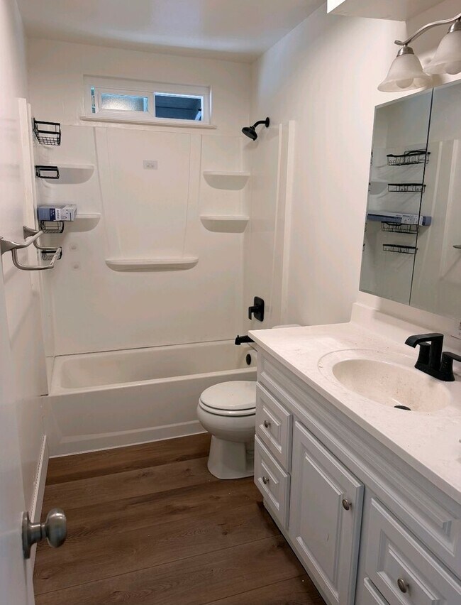 Building Photo - Cute 2 bedroom 1 3/4 bath