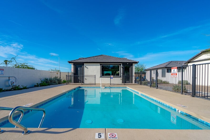 Building Photo - 6606 W Paradise Ln