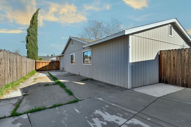 Building Photo - 7936 Sunrise Greens Dr