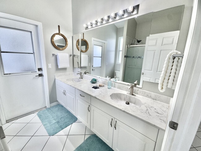 Building Photo - 236 SW 47th St