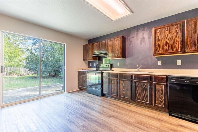 Building Photo - 1422 Meadow Pkwy