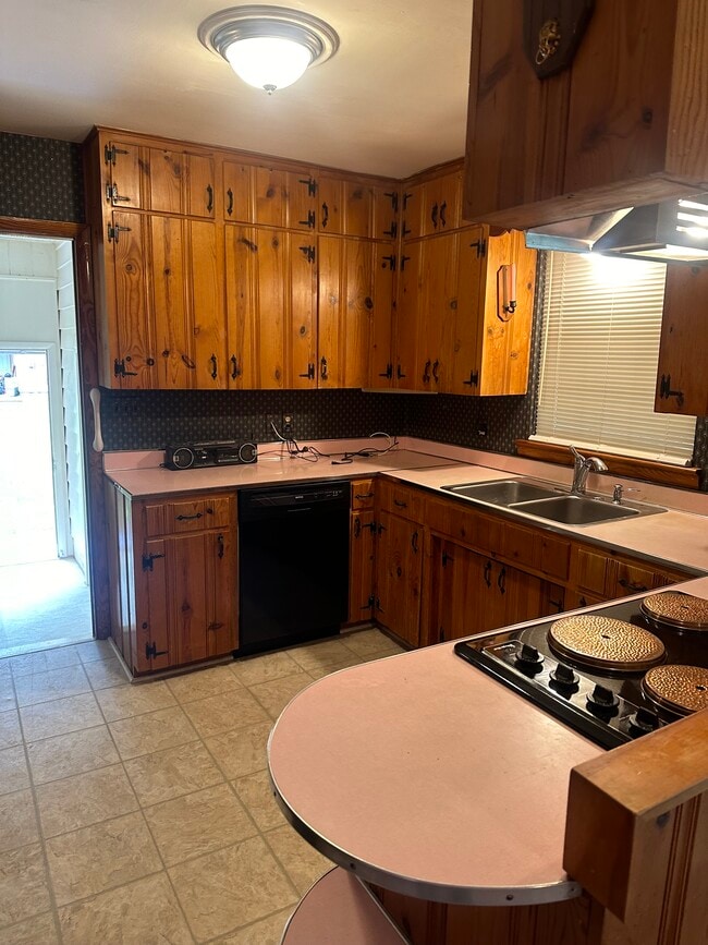 Building Photo - 303 Kansas Ave