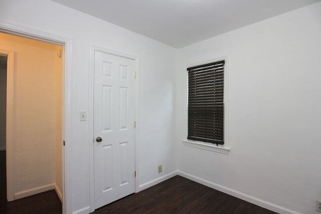 Building Photo - 2 Bedroom Home By Highland Park!