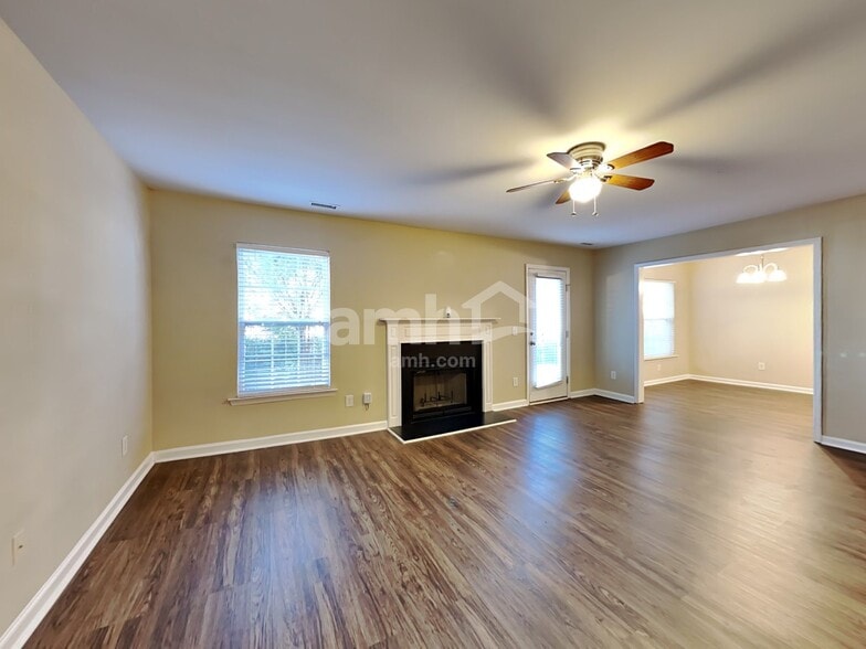 Building Photo - 1528 Pebble Ridge Dr