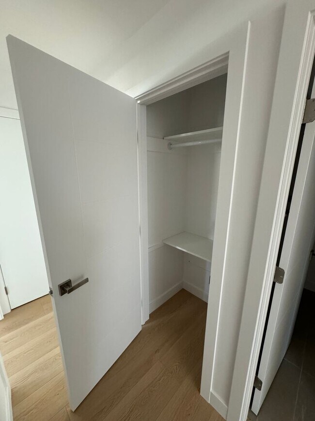 Building Photo - Spacious 1000 Sq. Ft. Single-Floor Back AD...
