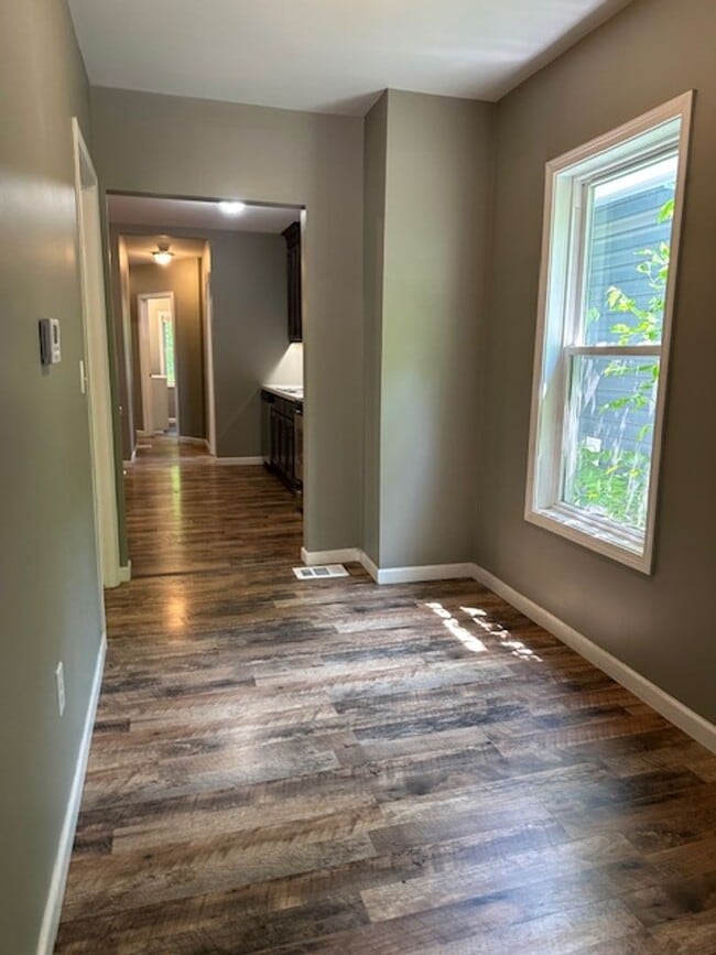 Building Photo - $250 OFF 1ST MONTH RENT! Charming 2-Bedroom Home in the Heart of Fairport Available Now