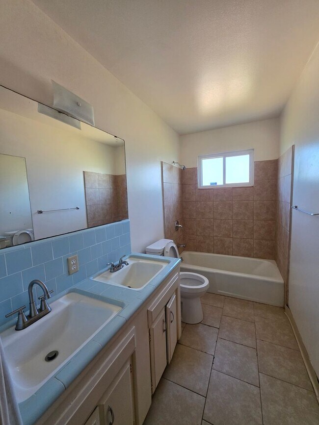 Building Photo - Spacious Home!!