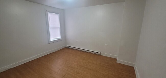 Building Photo - 438 E Strawberry St