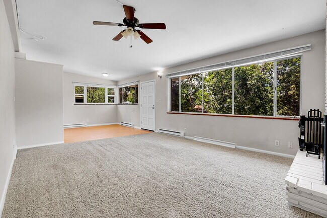 Building Photo - $1,995 - 3 Bed, 1 Bath Duplex Unit in Litt...