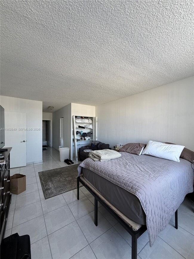 Building Photo - 500 Bayview Dr