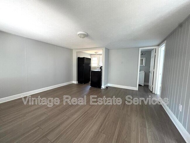 Building Photo - 4611 N Hubert Ave