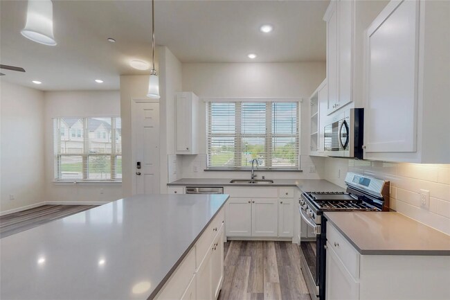 Building Photo - 4 Bed and 3 Bath Luxurious Townhome in Frisco!