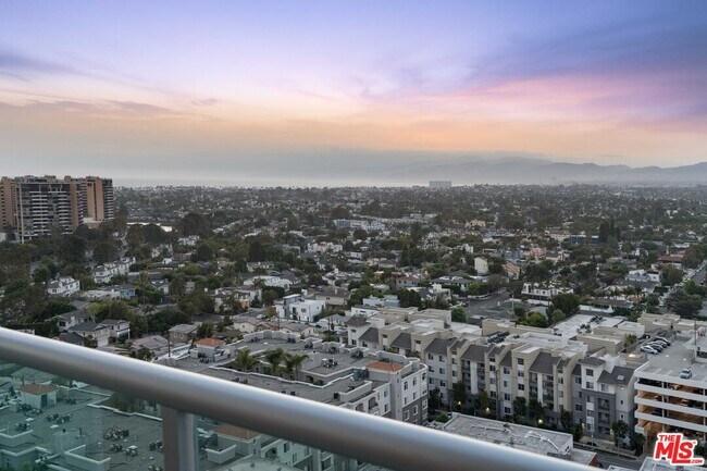 Building Photo - 13700 Marina Pointe Dr