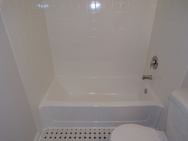 Building Photo - 13 Redbud Ct