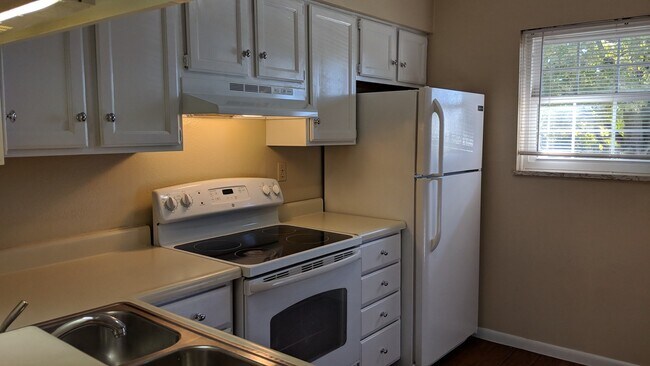 Building Photo - AUGUST 2026!!!  2 bedroom, 1.5 bath 2-story condo in Coralville