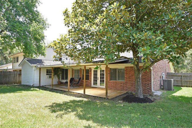 Building Photo - 2035 Shorewood Ln