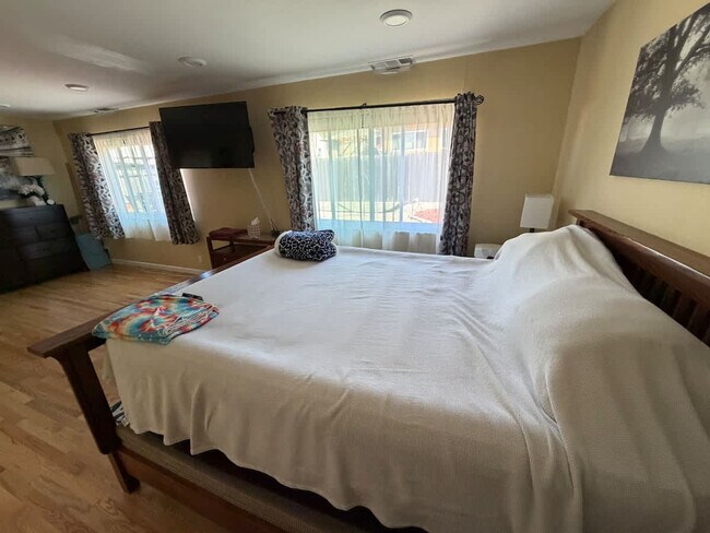 Building Photo - 2069 Horne St