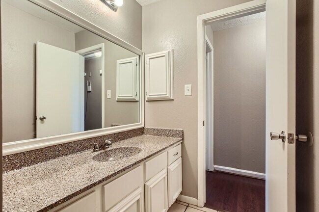 Building Photo - 5607 Circlegate Dr