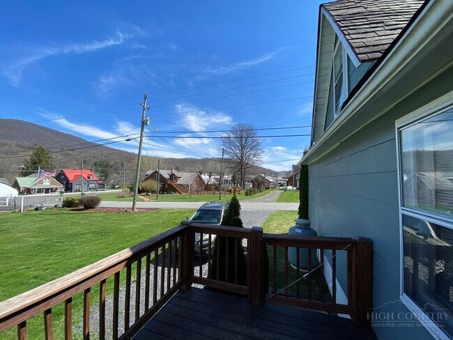 Building Photo - 2 W 4th St