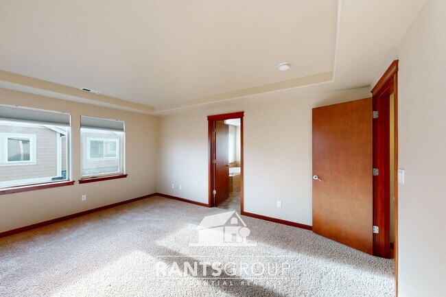 Building Photo - Move in Ready! Beautiful home in Puyallup! Easy Commute to JBLM!