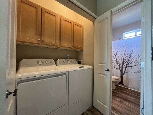 Building Photo - Distinctive 3-Story Tigard Townhouse with Stainless Steel Kitchen, Vaulted Ceilings & Attached 2-...