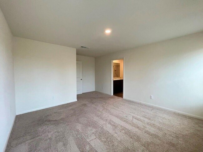 Building Photo - 305 Cres Park Dr