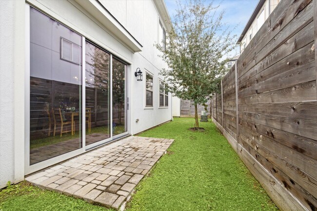 Building Photo - 12025 Royal Oaks Run Dr