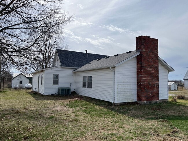 Building Photo - Country living at a great Price.