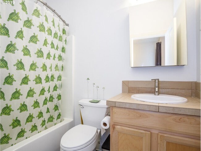 Building Photo - NorthWest/Nob Hill Condo 3Bd/2Ba ~ Washer/Dryer In Unit, Assigned Covered Parking,  Close to Shop...