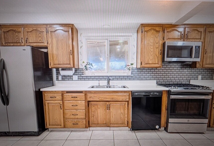 Building Photo - 8223 Cyclamen Way