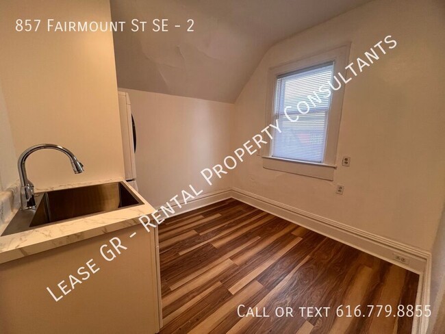 Building Photo - Three Bedroom Upper Unit - Laundry in Unit...