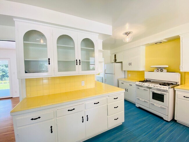 Building Photo - Delightful 3 bedroom 2½ Bathroom Single Family Home In North Hollywood Landscaped Yard