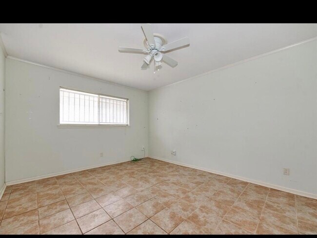 Building Photo - 10122 Shadow Wood Dr