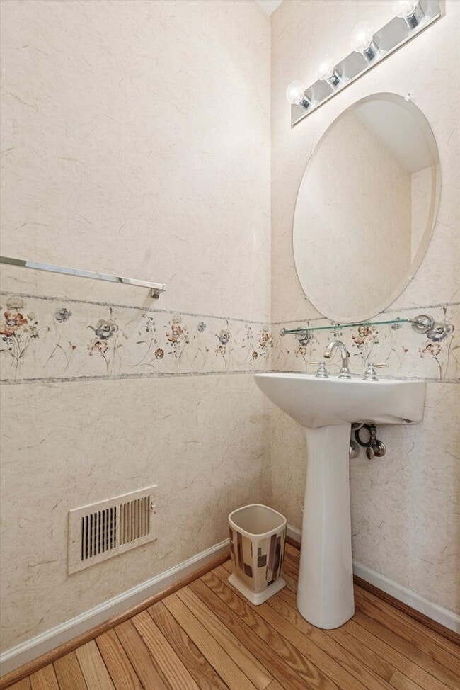 Building Photo - Avaible now, 3B/2.5B Townhome in Whiteland Woods!