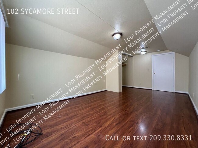Building Photo - 102 Sycamore St