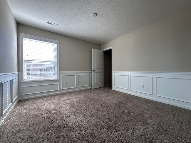 Building Photo - 16 Old Pond Rd