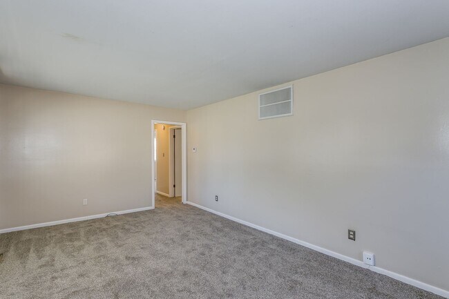 Building Photo - 3 bedroom 1 bath home in Derby