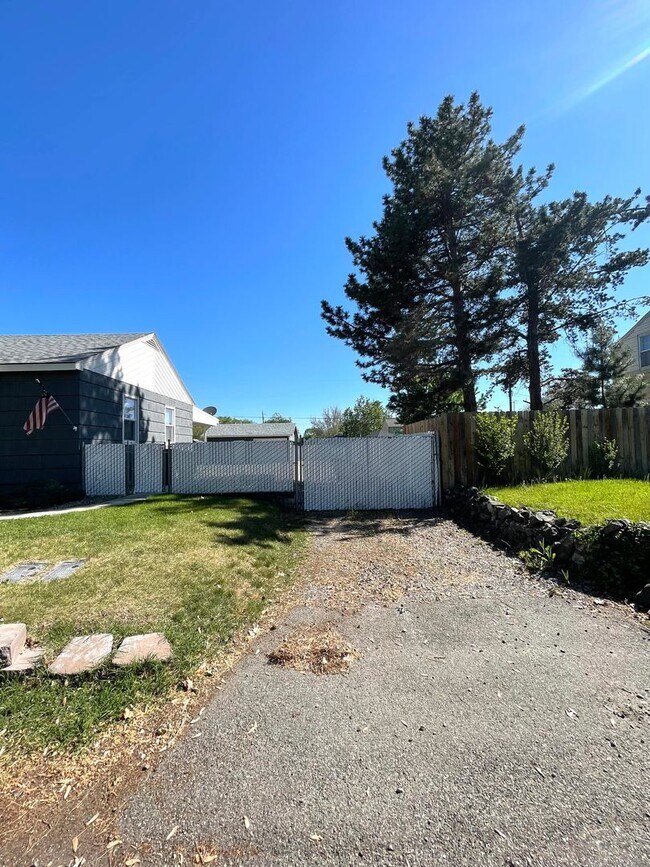 Building Photo - Spacious 2+ Bedroom Duplex Unit in Richlan...